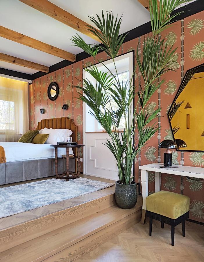 Suite With Private Bathroom At Three Bedroom Interwar Villa Grabyte With Daily Spaces To Share By Pine Forest On The Bank Of The River- 8Min By Car From Old Town Kaunas Bagian luar foto
